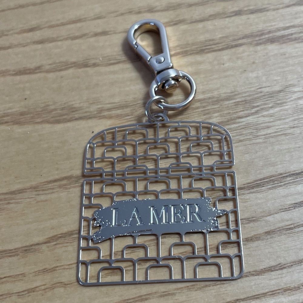 La Mer Skin Care Charm Clip On Gold Tone Designer Logo  Advertising Accessory